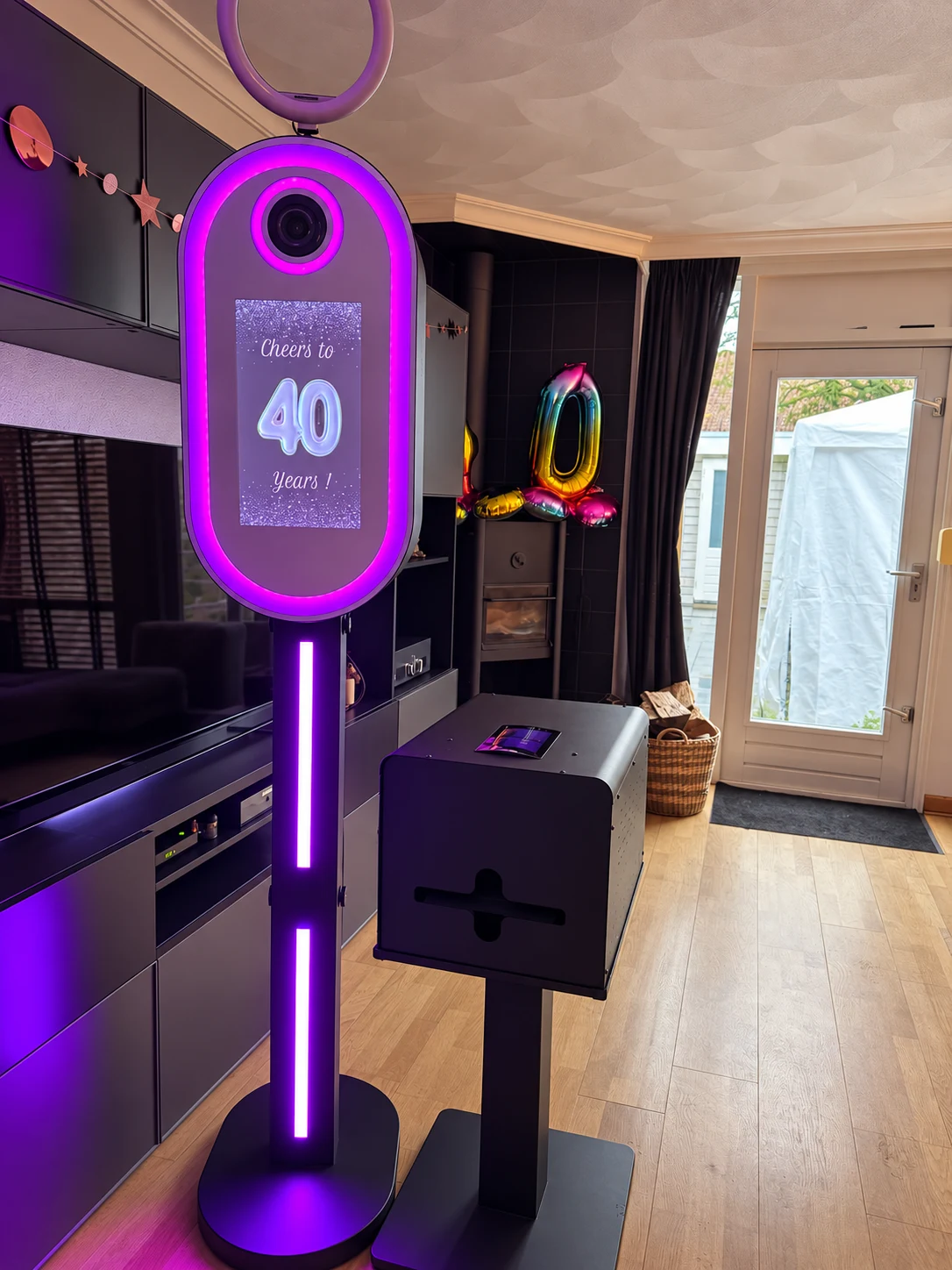 Fotobooth en printer met een persoonlijk welkomstscherm voor een veertigste verjaardag.